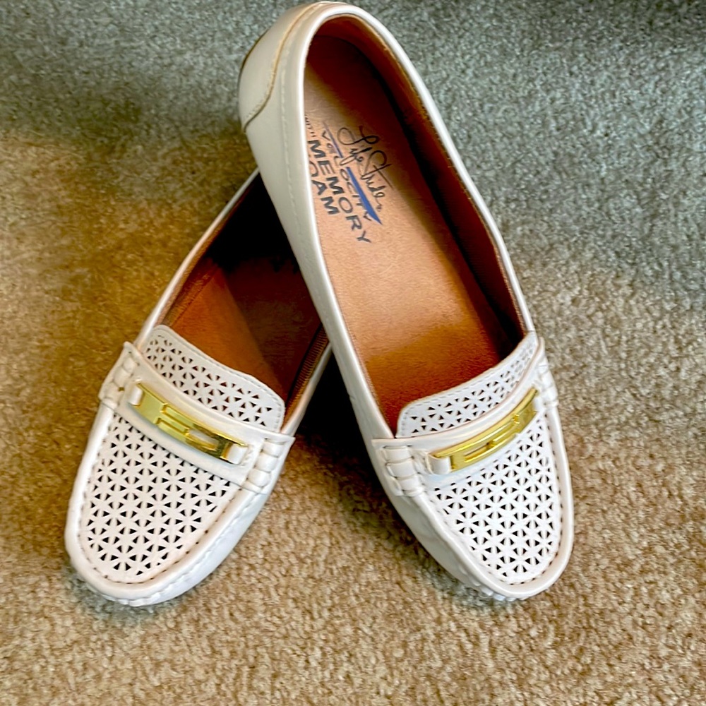 White LifeStride with memory foam shoes size 6M